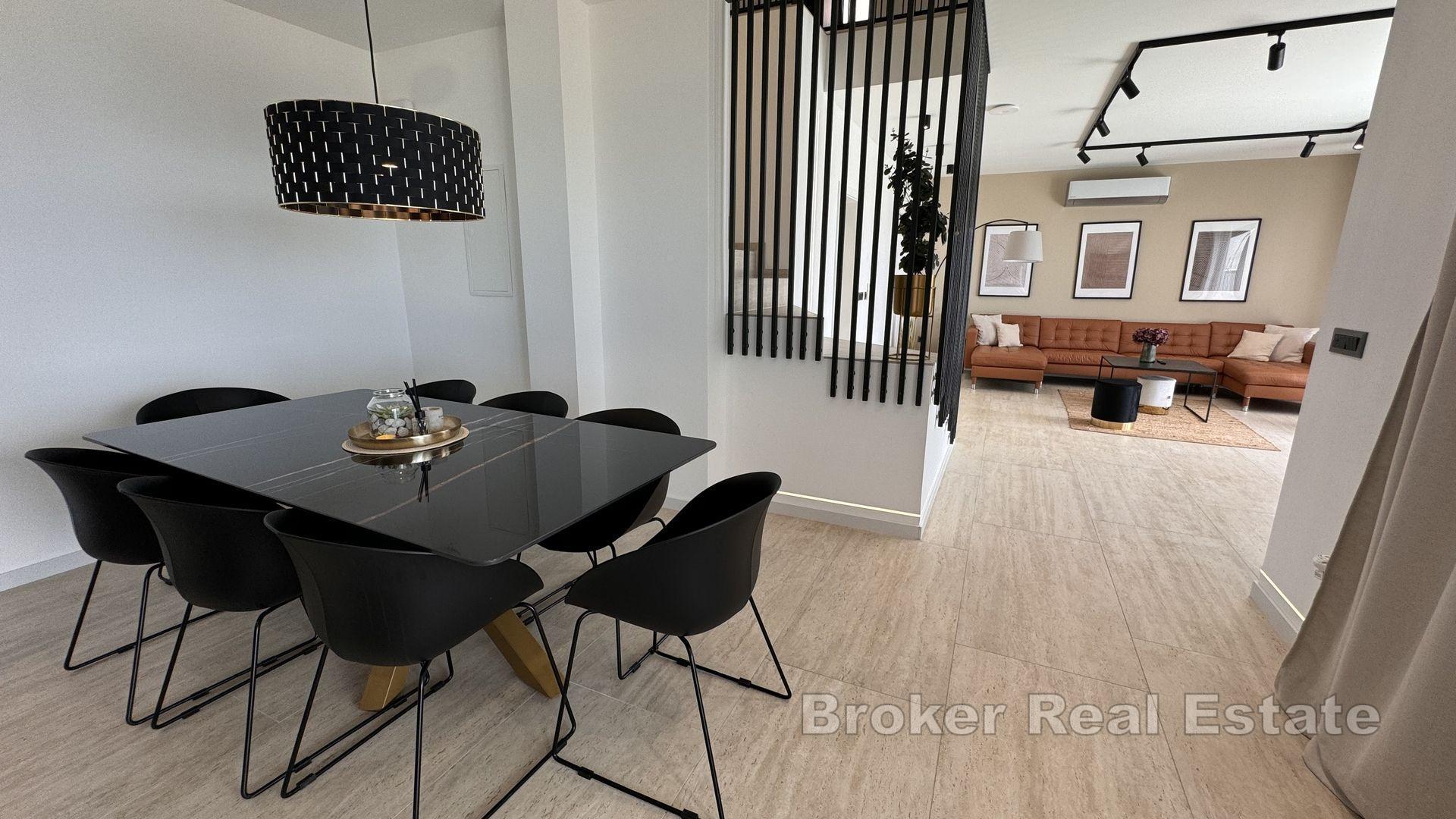 Ein schönes Haus mit drei Wohneinheiten mit freiem Blick auf das Meer