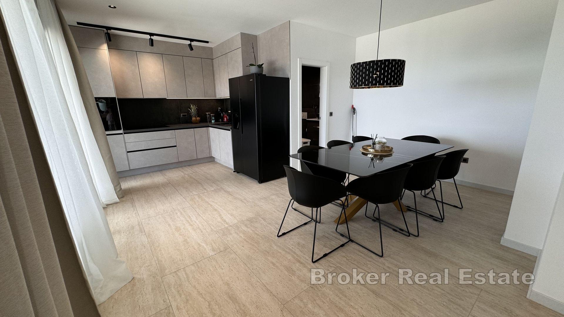 Ein schönes Haus mit drei Wohneinheiten mit freiem Blick auf das Meer