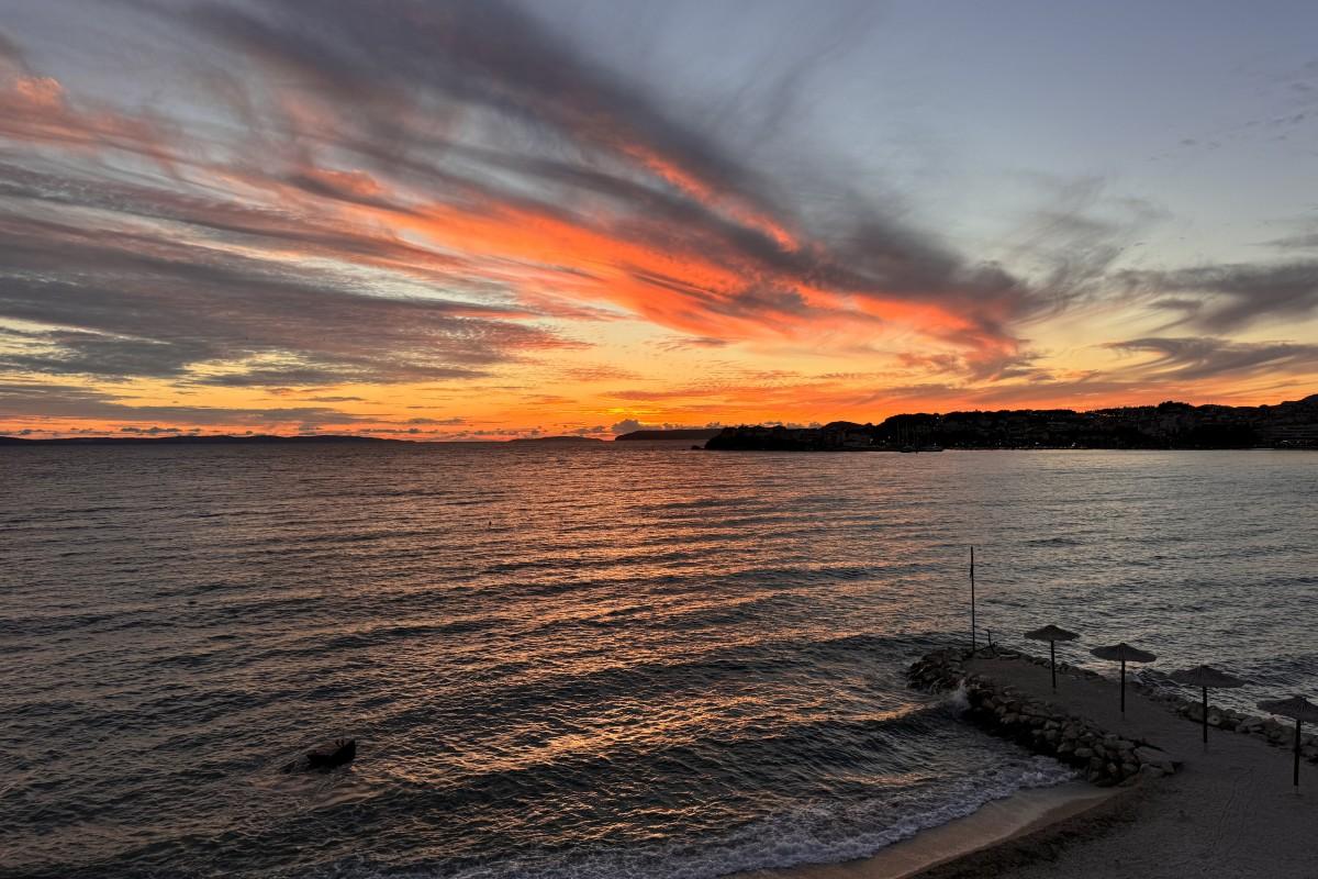 001-2036-115-Split-area-Two-story-apartment-first-row-to-the-sea-sale