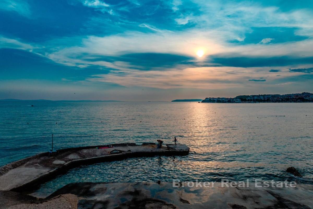 Rymlig lägenhet nära havet