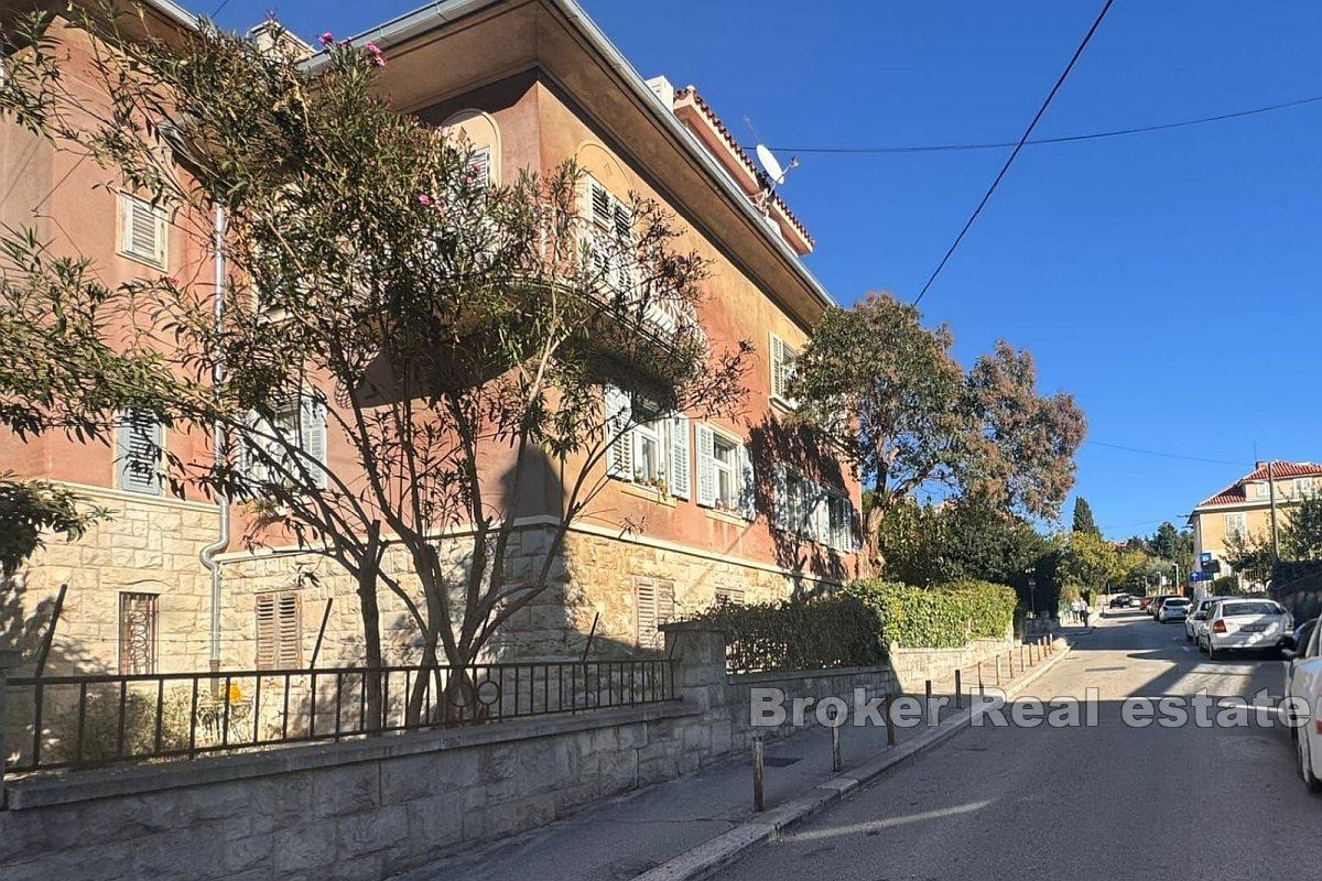 Large four-bedroom apartment in a great location