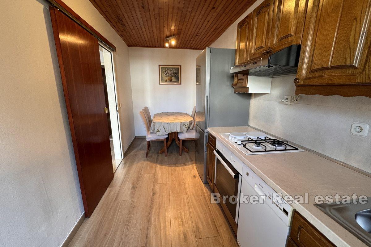 Urocze jednopokojowe mieszkanie na parterze