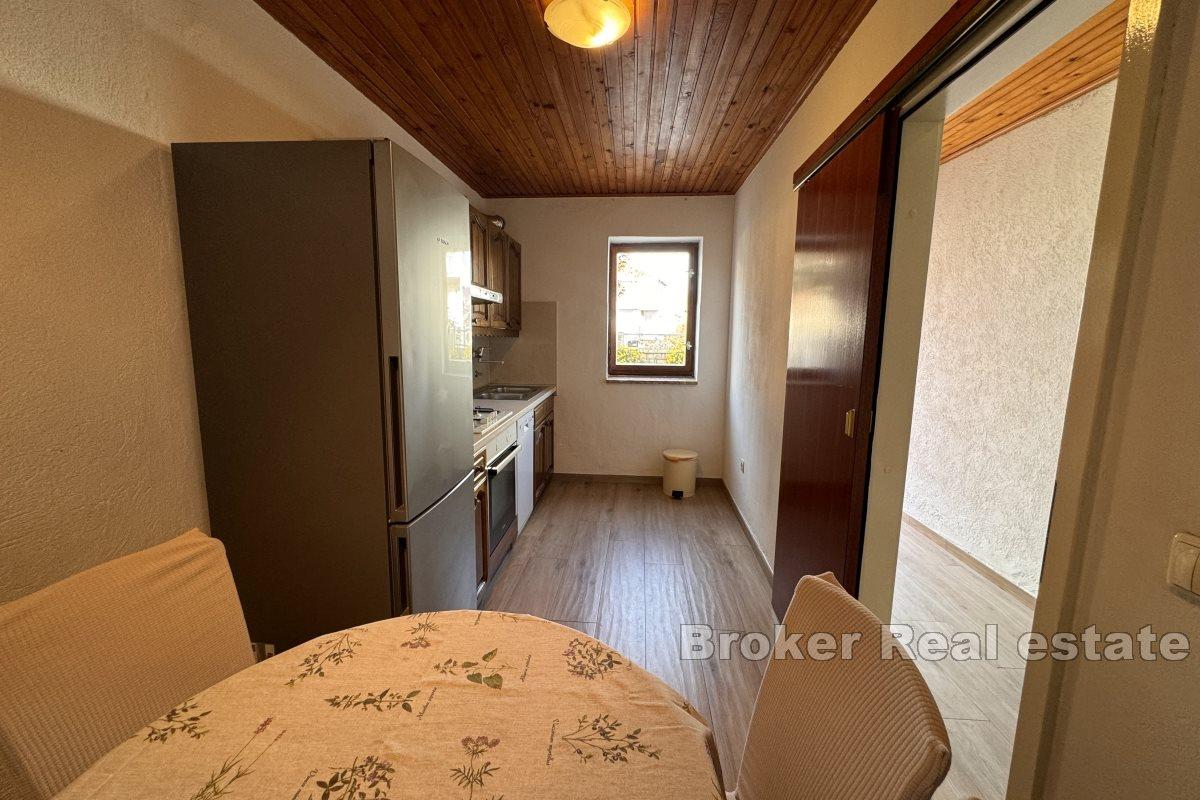 Urocze jednopokojowe mieszkanie na parterze