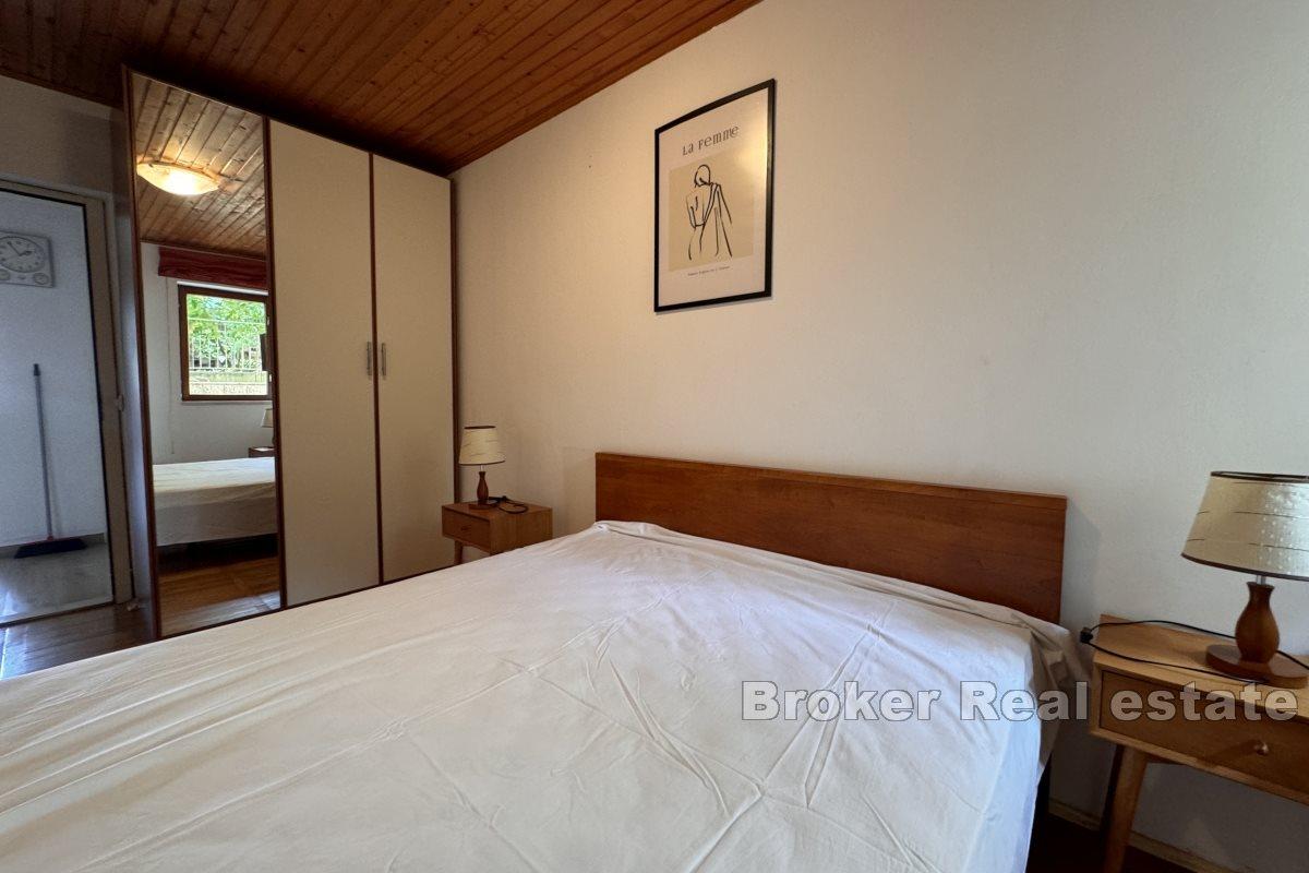 Urocze jednopokojowe mieszkanie na parterze