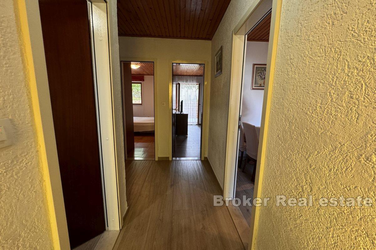 Urocze jednopokojowe mieszkanie na parterze