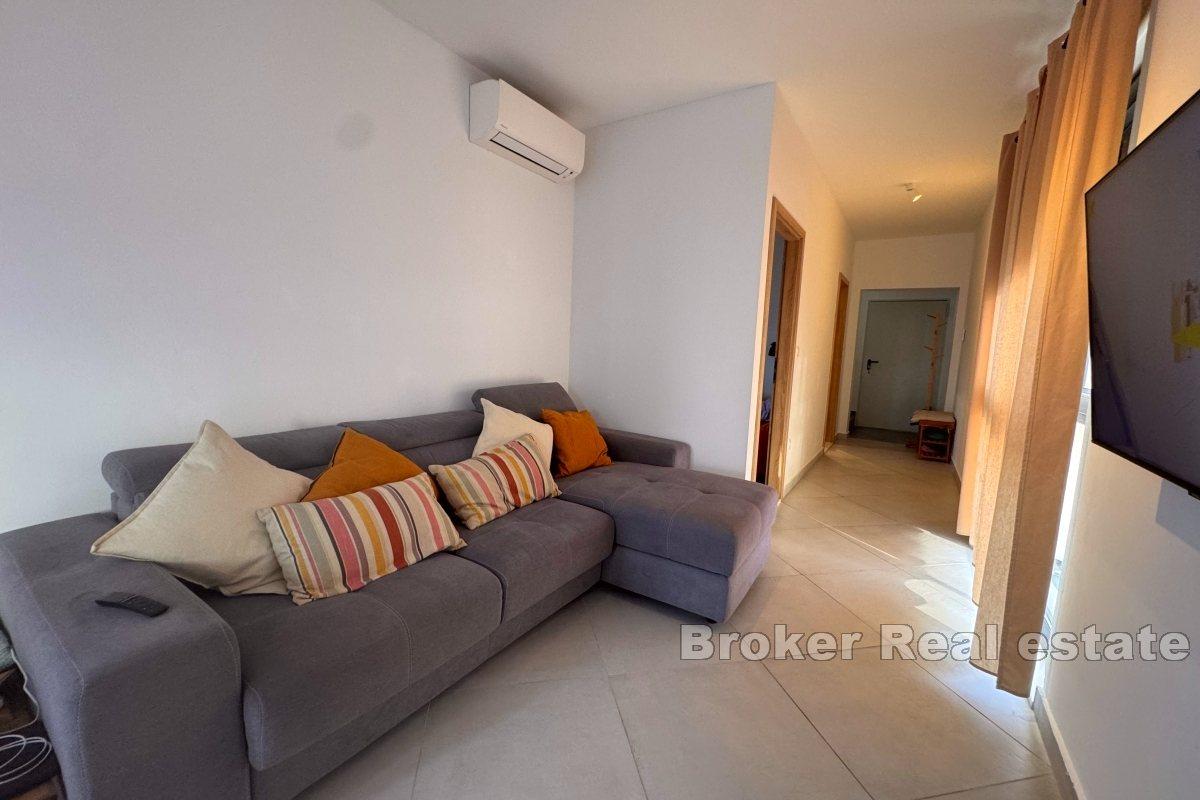 Two-bedroom apartment with sea view, Strožanac