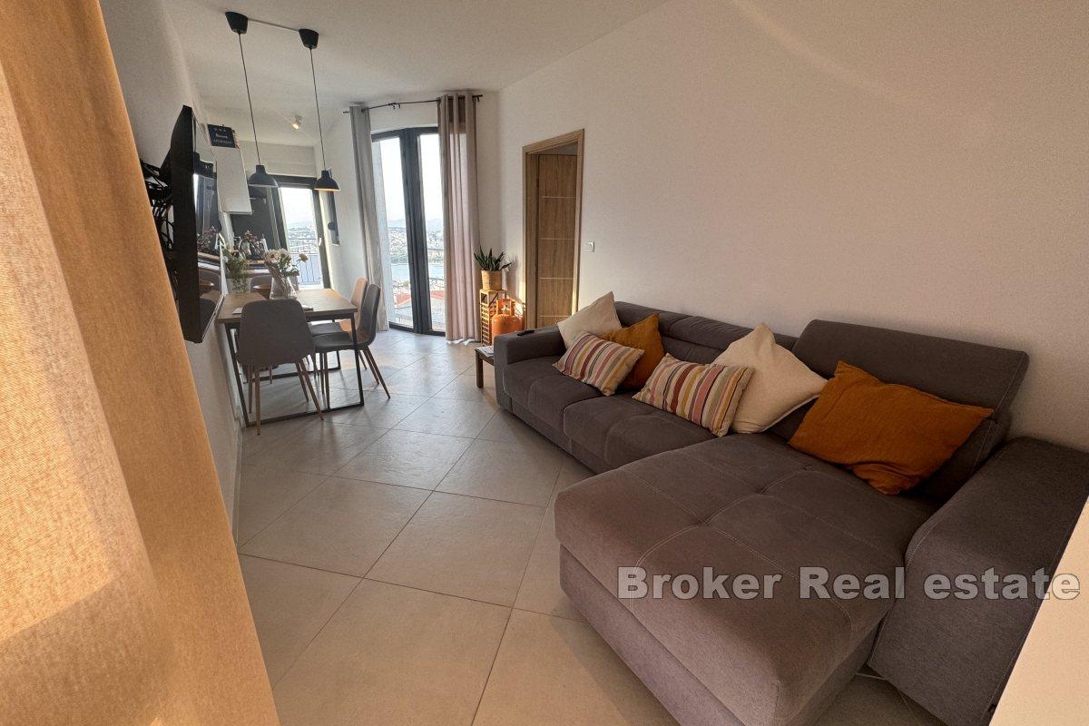 Two-bedroom apartment with sea view, Strožanac