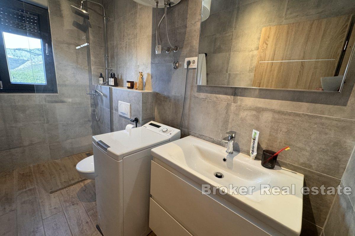 Two-bedroom apartment with sea view, Strožanac