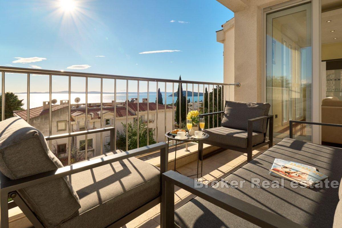 Spacieux appartement de trois chambres avec vue sur la mer