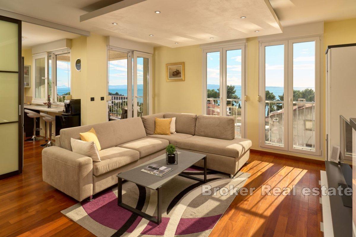 Spacious three-bedroom apartment with sea view