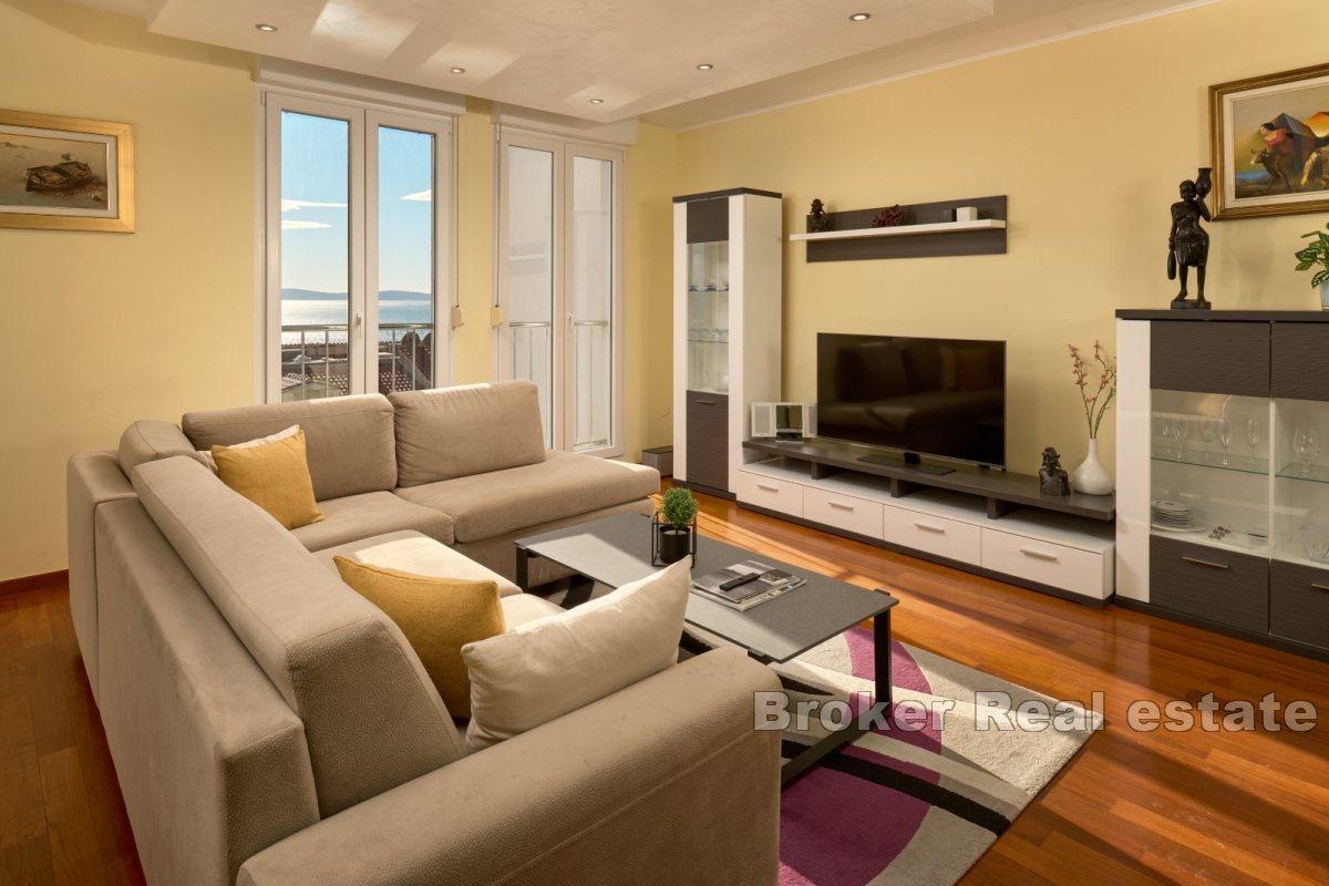 Spacious three-bedroom apartment with sea view