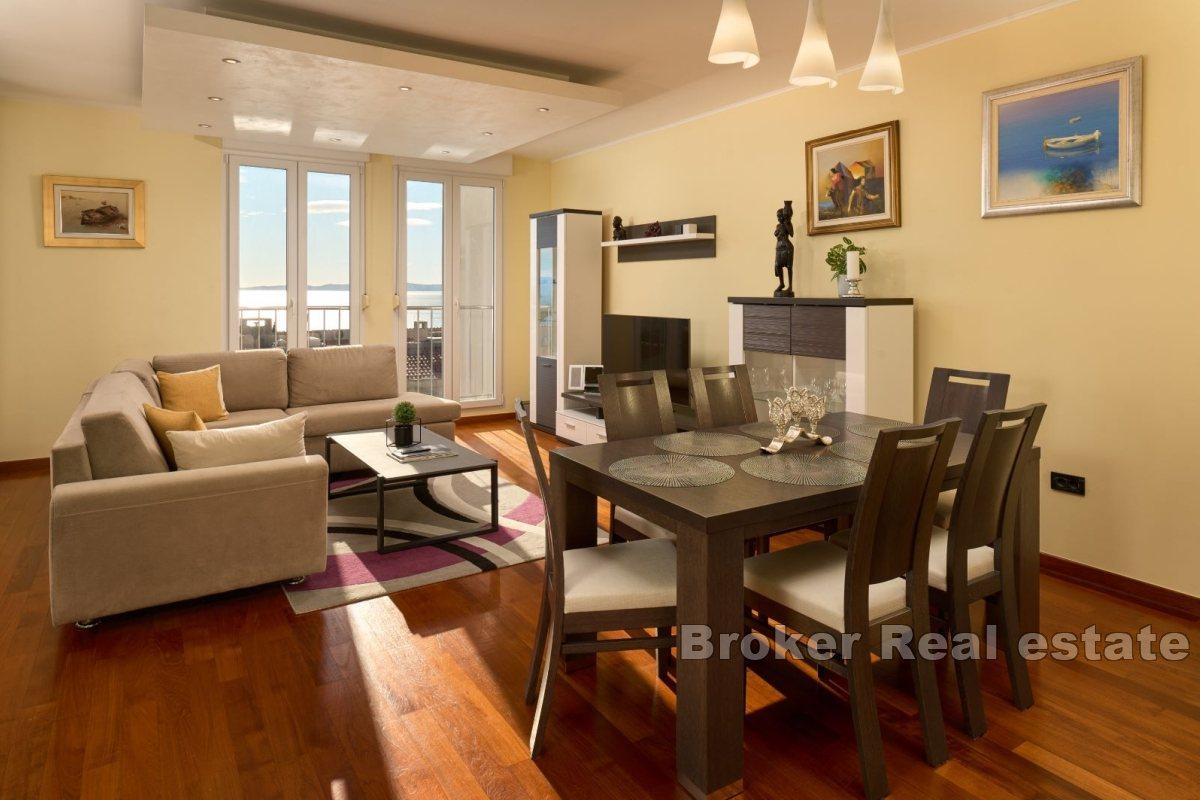 Spacieux appartement de trois chambres avec vue sur la mer