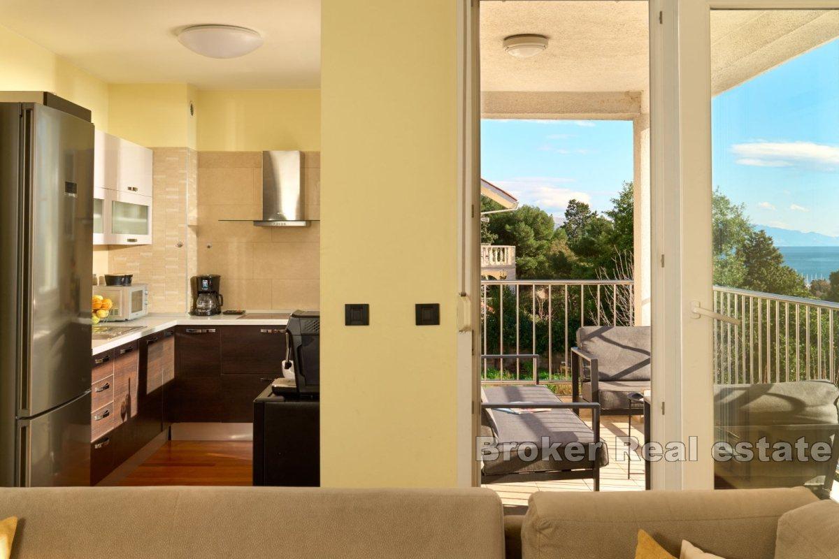 Spacious three-bedroom apartment with sea view