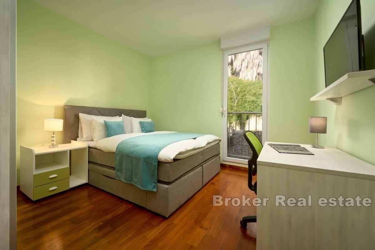 Spacieux appartement de trois chambres avec vue sur la mer