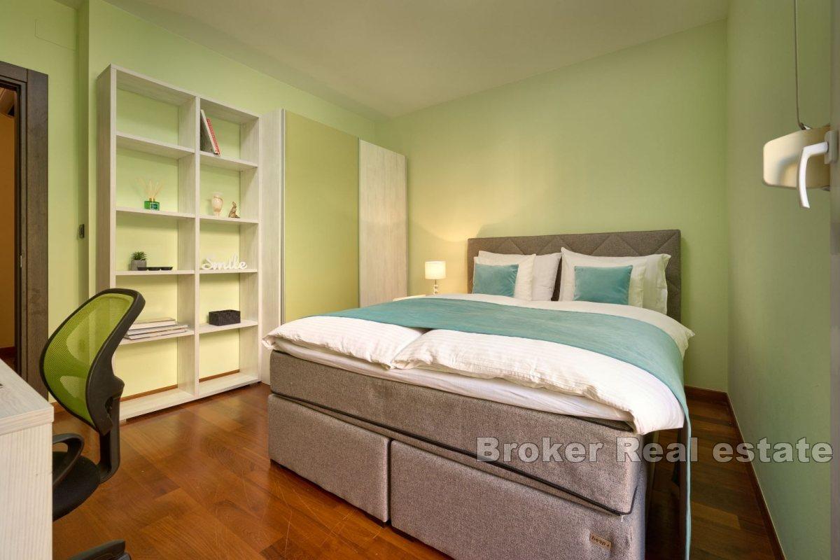 Spacious three-bedroom apartment with sea view