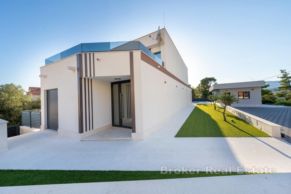 Nowo wybudowana atrakcyjna willa położona w cichym otoczeniu, niedaleko Splitu