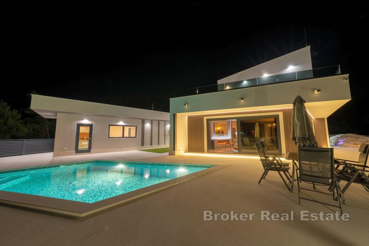 Nowo wybudowana atrakcyjna willa położona w cichym otoczeniu, niedaleko Splitu