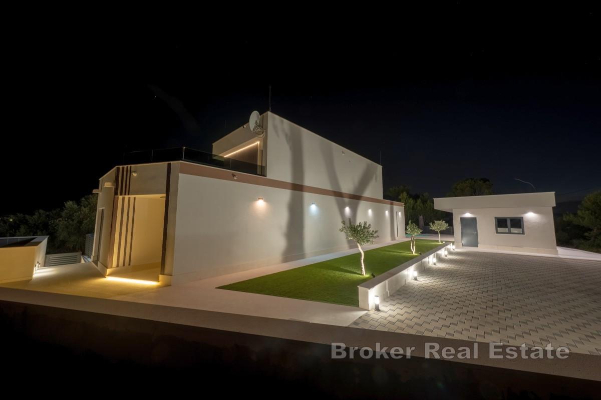 Nowo wybudowana atrakcyjna willa położona w cichym otoczeniu, niedaleko Splitu