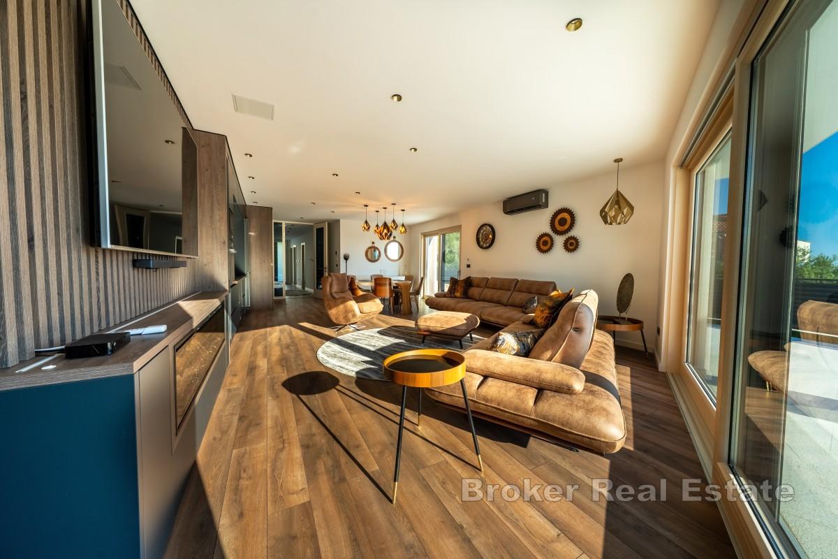 Nowo wybudowana atrakcyjna willa położona w cichym otoczeniu, niedaleko Splitu