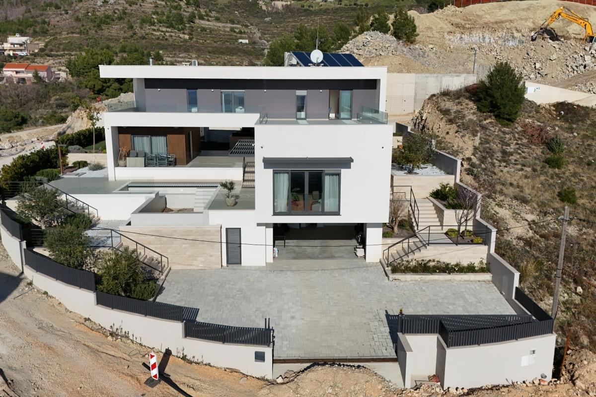 Villa neuve exceptionnelle avec vue magnifique sur la mer et les îles