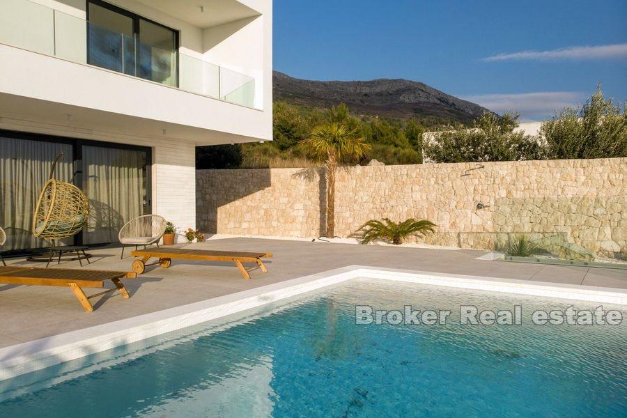 Split area - Nově postavená, moderní vila s bazénem