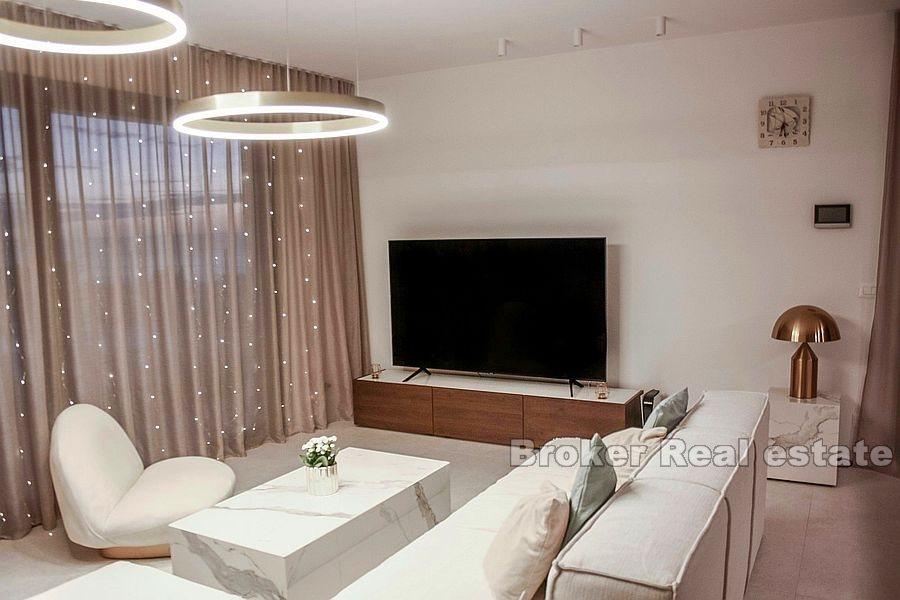 Split area - Nově postavená, moderní vila s bazénem