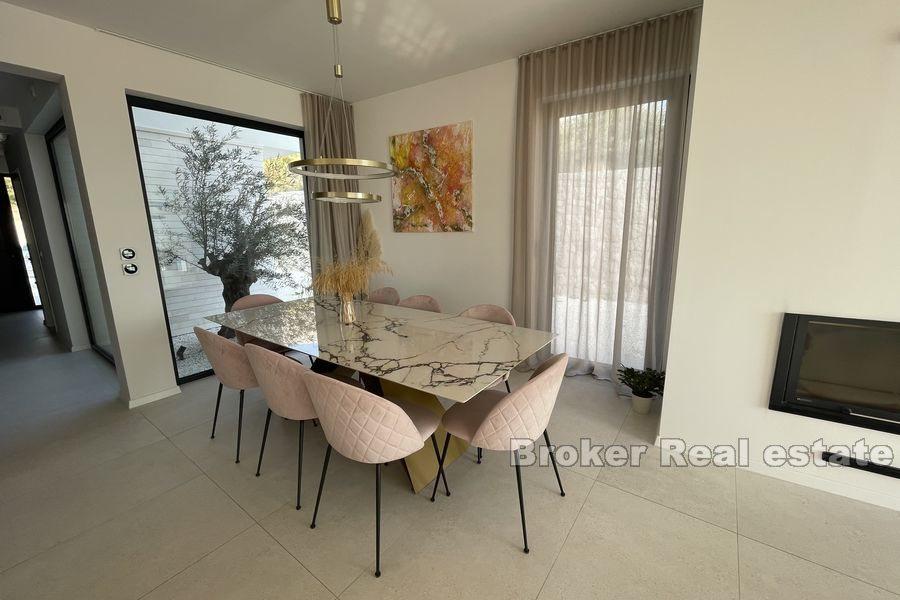 Split area - Nově postavená, moderní vila s bazénem