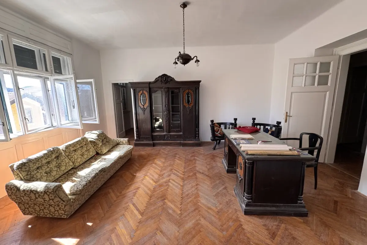 001-2036-131-Split-center-Apartment-Business-space-for-long-term-rent