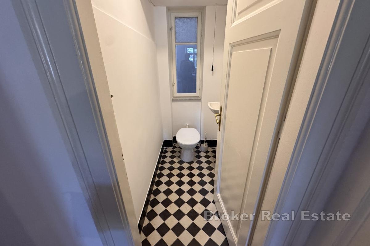 Appartement/espace commercial de cinq pièces à louer