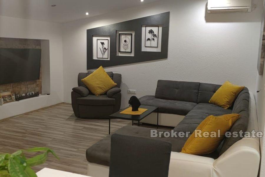 Kastela - Nowo wyremontowany apartament z czterema sypialniami