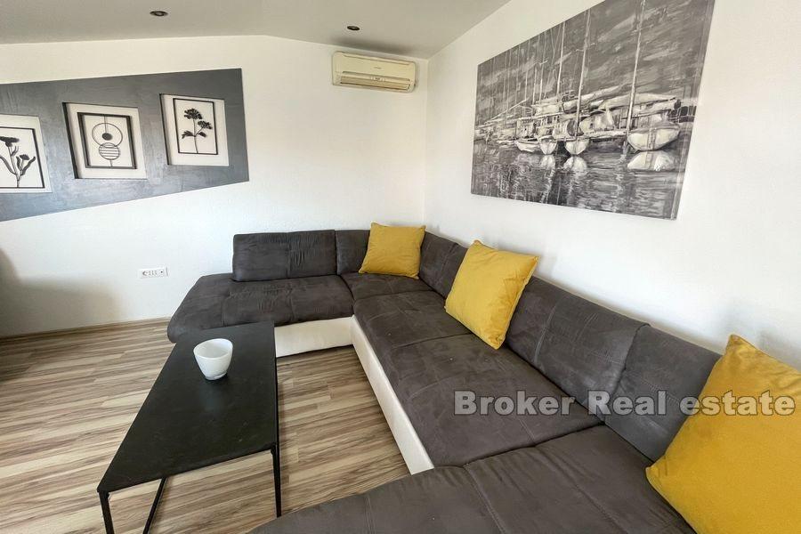 Kastela - Nowo wyremontowany apartament z czterema sypialniami