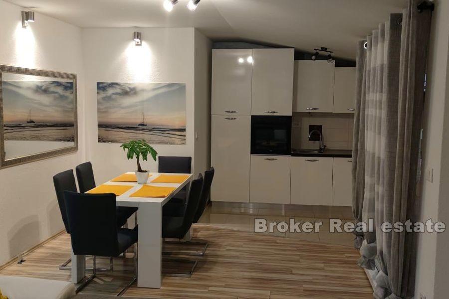 Kastela - Nowo wyremontowany apartament z czterema sypialniami