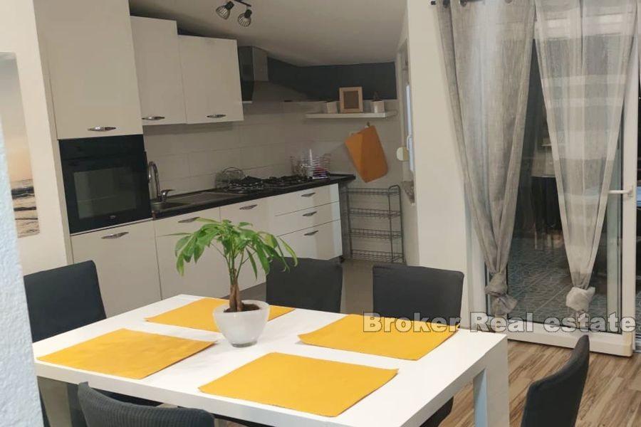 Kastela - Nowo wyremontowany apartament z czterema sypialniami