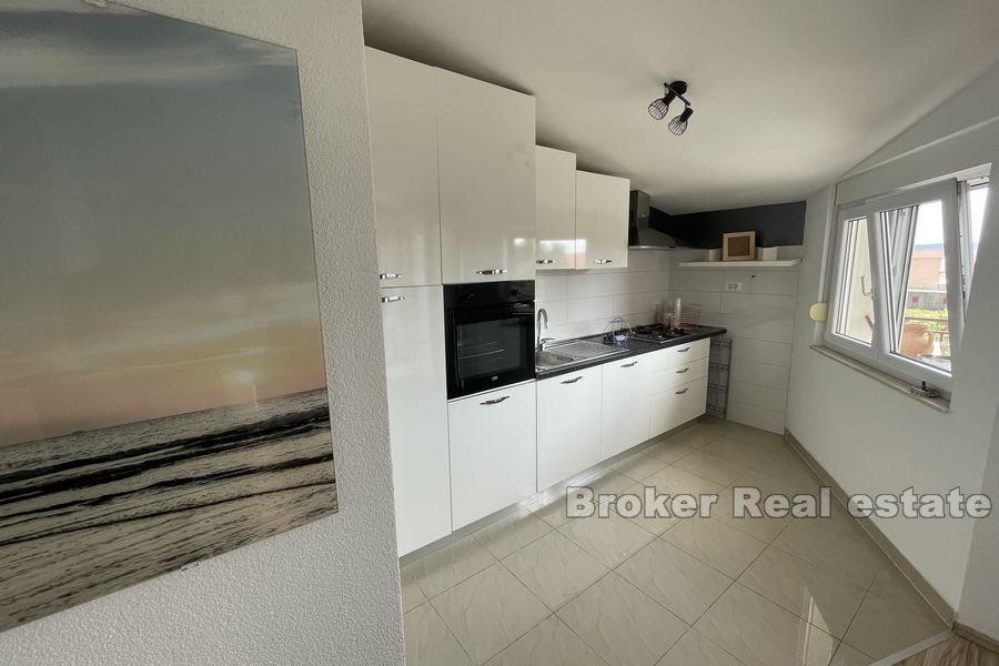 Kastela - Nowo wyremontowany apartament z czterema sypialniami