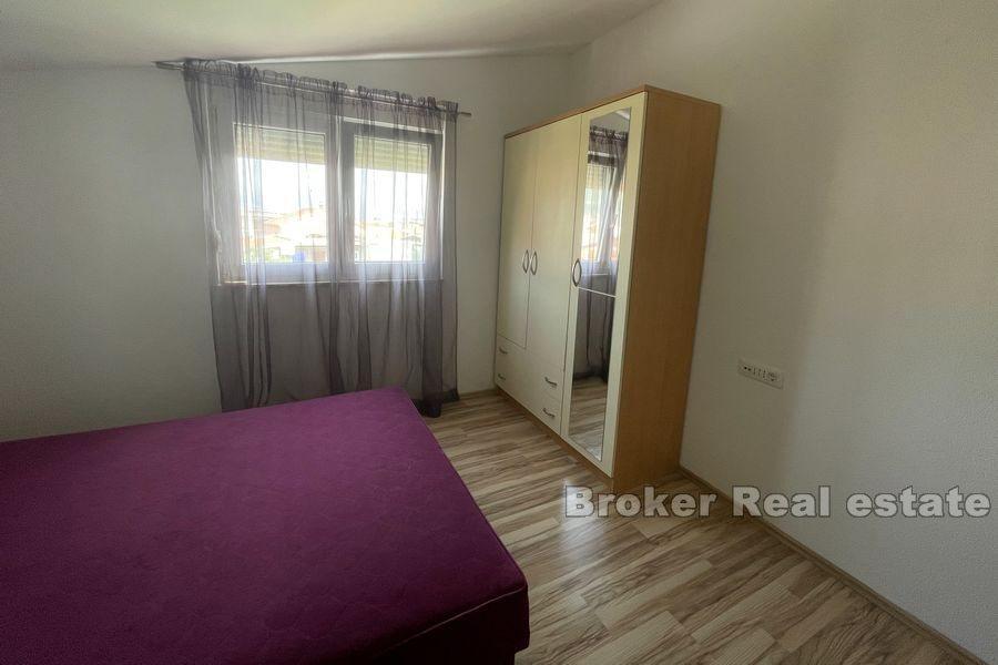 Kastela - Nowo wyremontowany apartament z czterema sypialniami