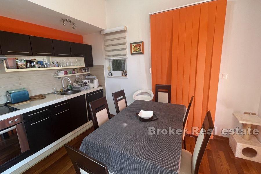 Split obszar - Przestronny apartament z trzema sypialniami