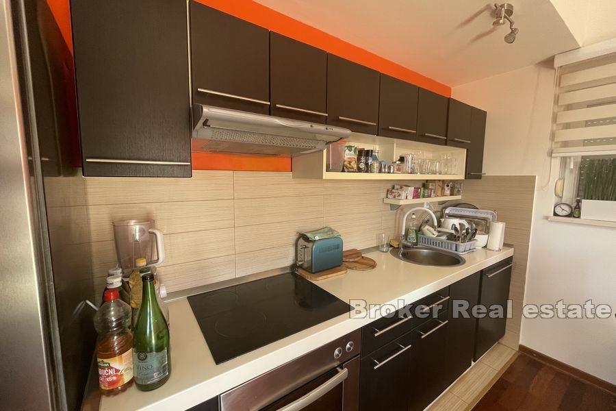 Split obszar - Przestronny apartament z trzema sypialniami