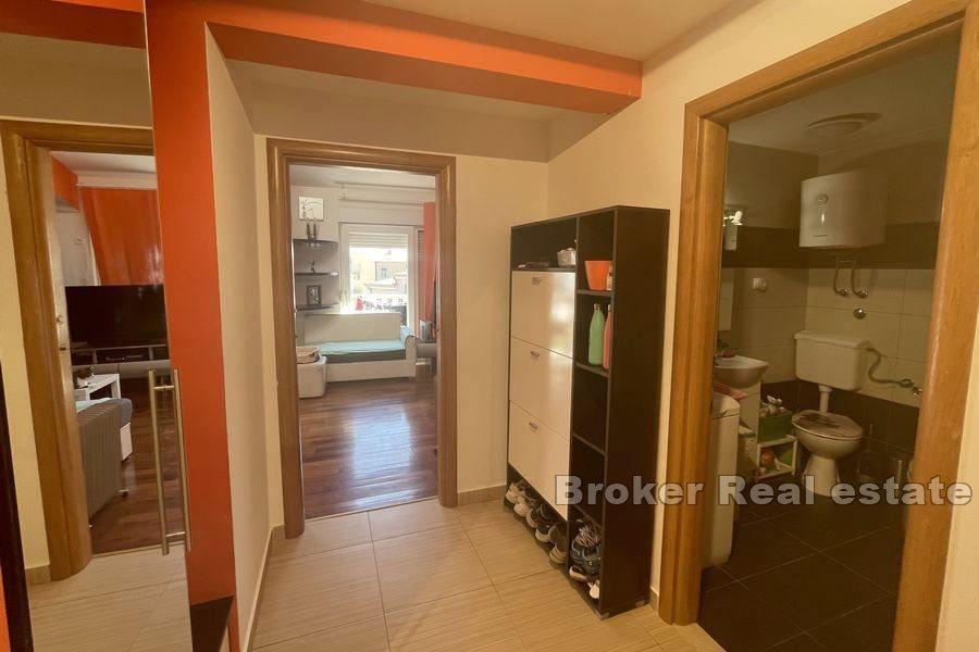 Split obszar - Przestronny apartament z trzema sypialniami