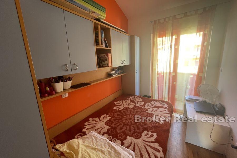 Split obszar - Przestronny apartament z trzema sypialniami