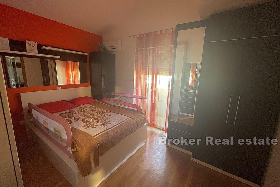 Split obszar - Przestronny apartament z trzema sypialniami