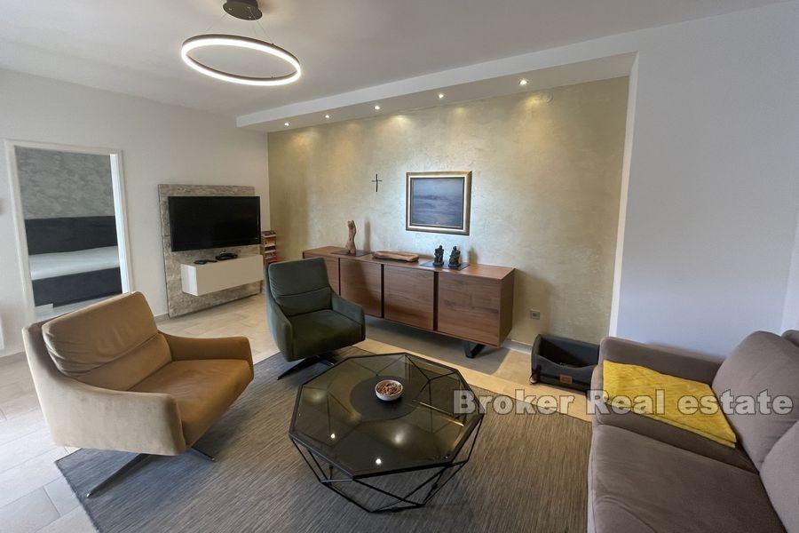 Split - Trstenik, przestronny apartament z trzema sypialniami