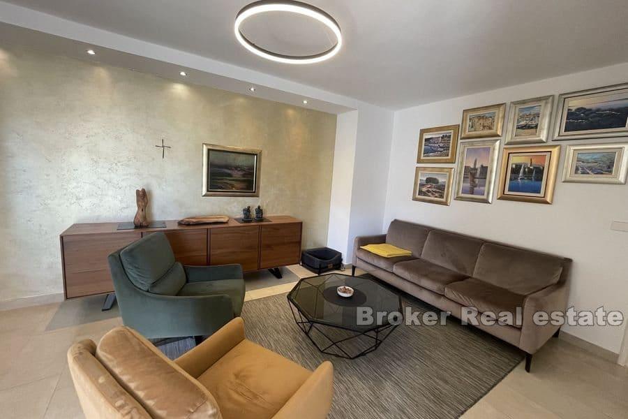 Split - Trstenik, spacieux appartement de trois chambres