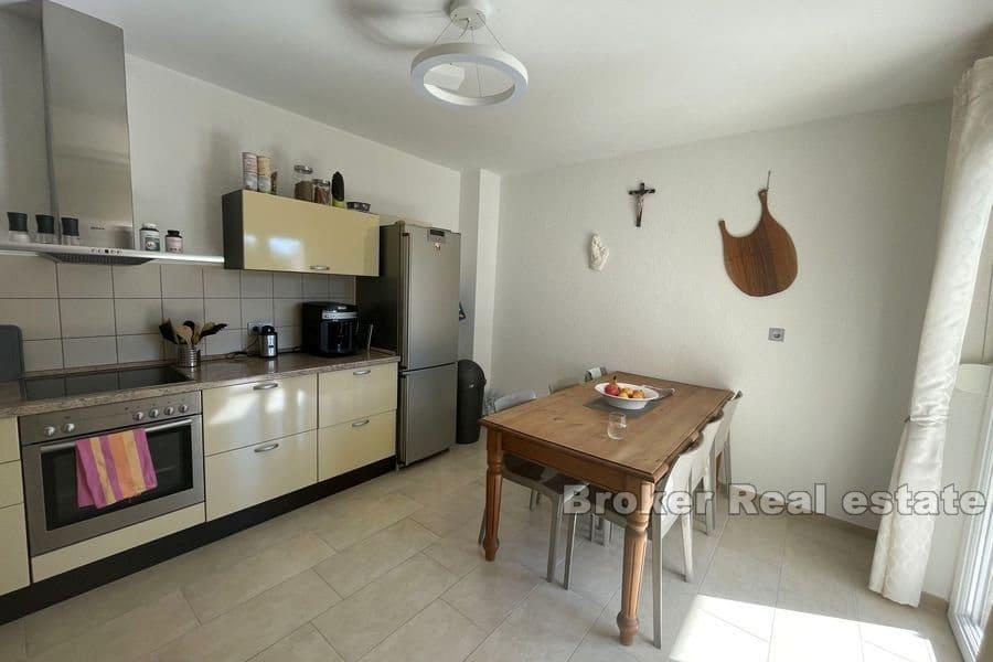 Split - Trstenik, spacieux appartement de trois chambres