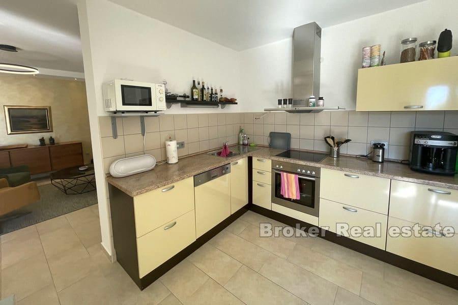 Split - Trstenik, spacieux appartement de trois chambres