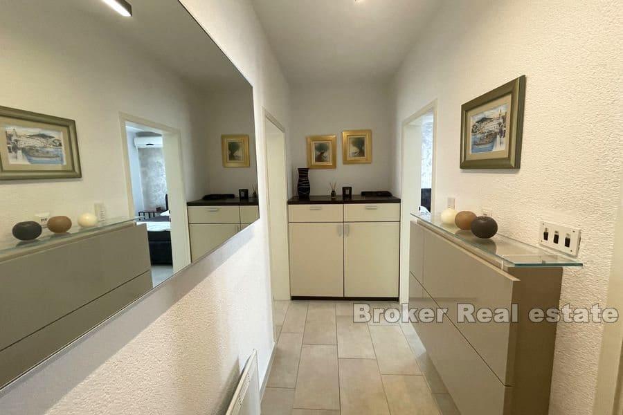 Split - Trstenik, spacieux appartement de trois chambres