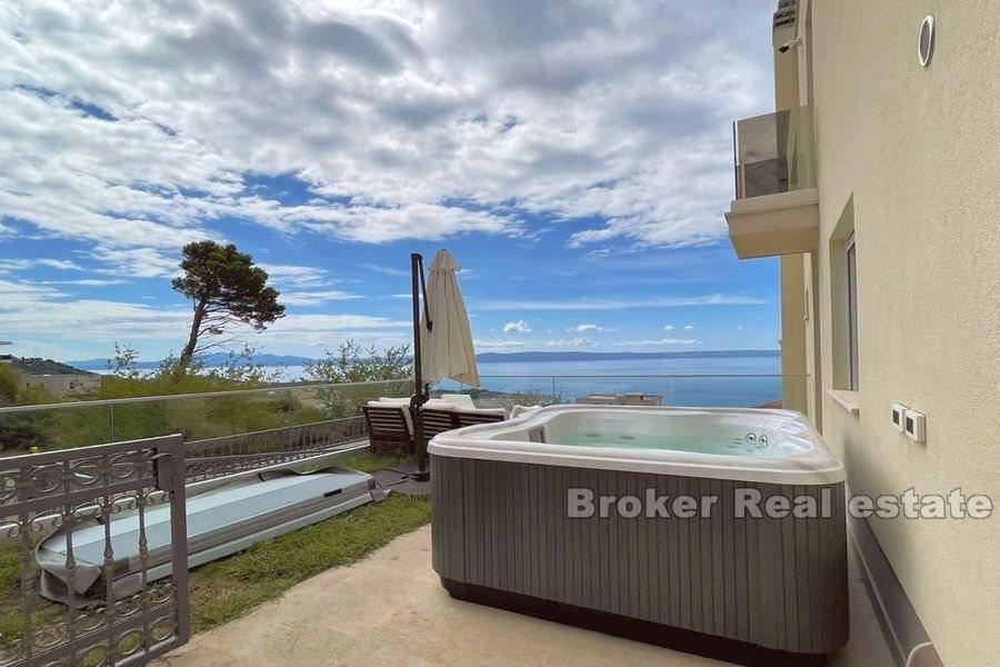 Makarska - Prostorný třípokojový apartmán s výhledem na moře