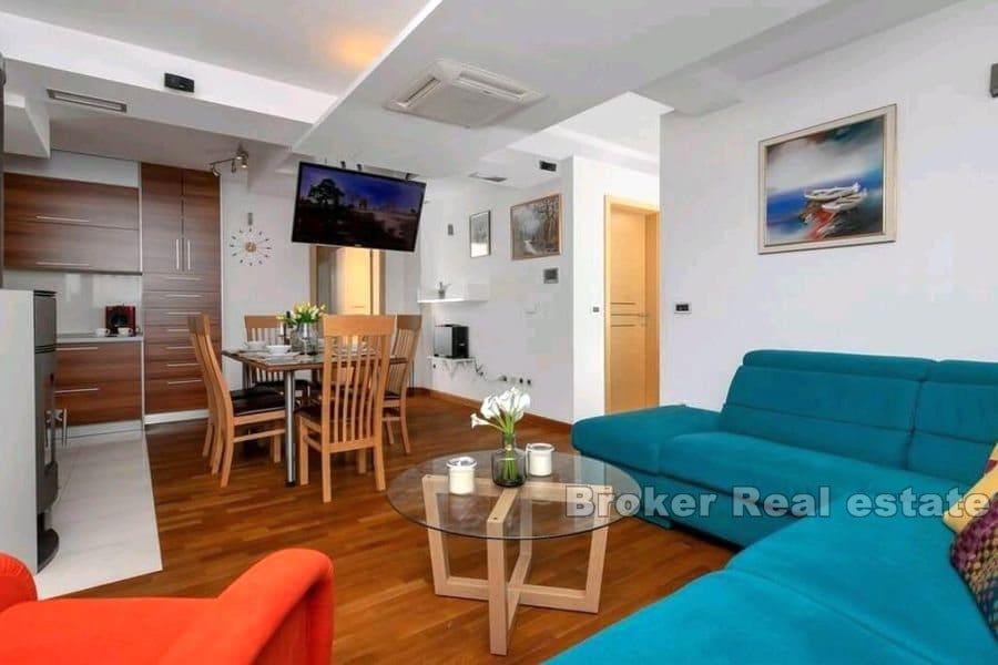 Makarska - Priestranný trojizbový apartmán s výhľadom na more