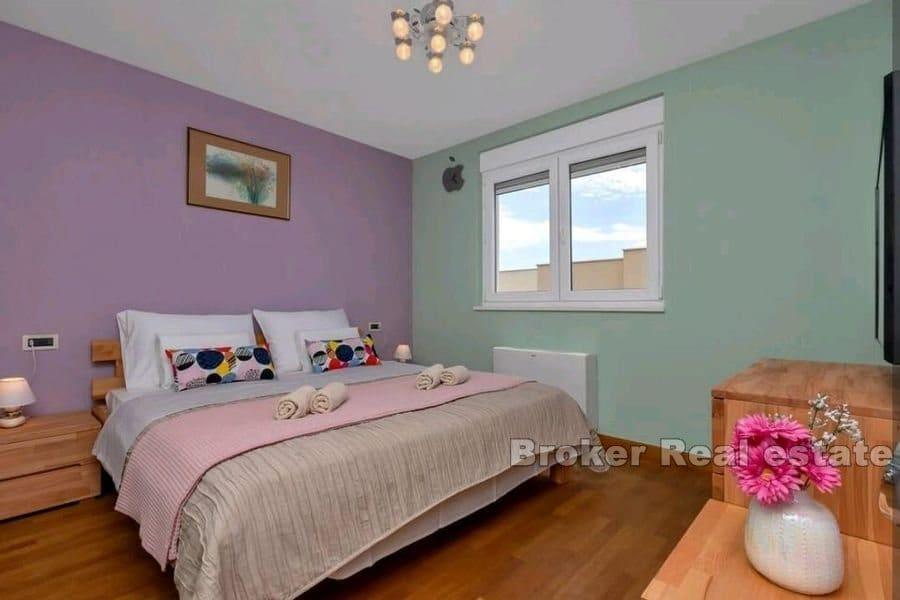 Makarska - Priestranný trojizbový apartmán s výhľadom na more