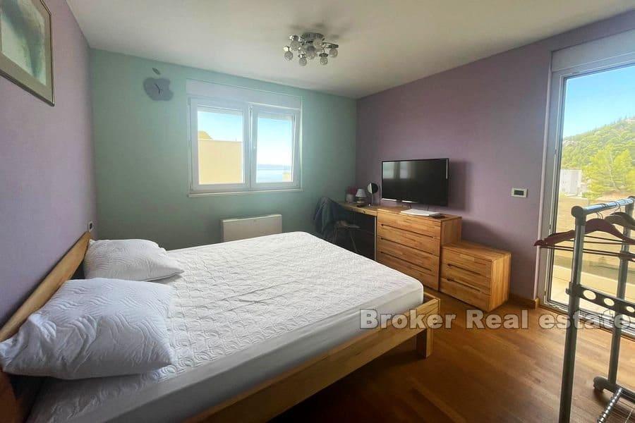 Makarska - Priestranný trojizbový apartmán s výhľadom na more