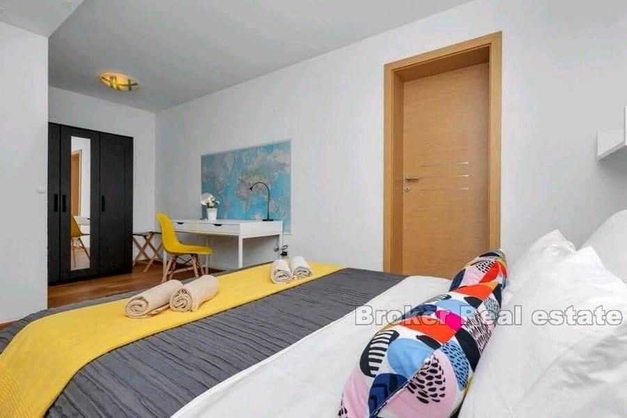 Makarska - Priestranný trojizbový apartmán s výhľadom na more